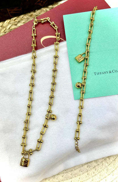 Stainless steel 🔥*
Non tarnish 💯
Necklace ❤️‍🔥
Bracelet 🌸
With normal boxes 🗃️ 
And paper bag🛍️
45 dhs🪙🌨️

Zain216
♥️♥️♥️