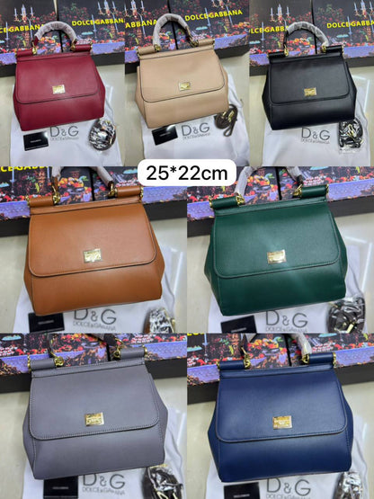 D&G
1️⃣ First quality +🎁
Size : 25 * 22 * 13 cm
105 dhs✅
with box 🎁

Zain115
♥️♥️♥️