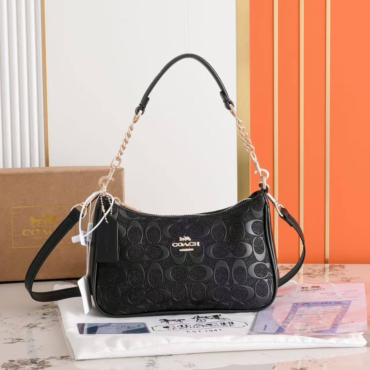 Coach
90 Dhs✅
With box
size 24×7×14cm

Zain42
♥️♥️♥️