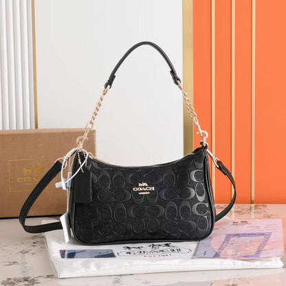 Coach
90 Dhs✅
With box
size 24×7×14cm

Zain42
♥️♥️♥️