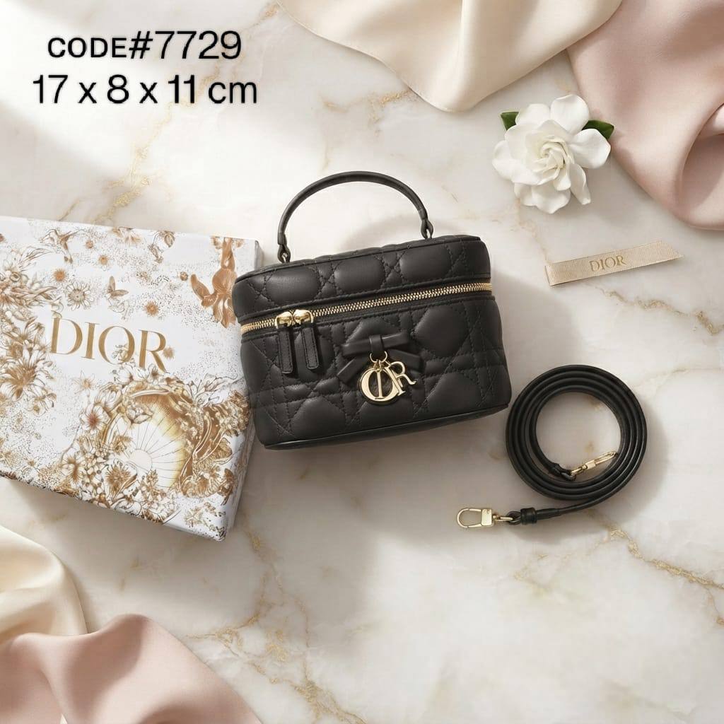 Dior
ᴠᴀɴɪᴛʏ ᴄᴀsᴇ ᴛᴏᴘ ʜᴀɴᴅʟᴇ
ʙᴏᴡ ᴅᴇsɪɢɴ ɪɴ ᴄʜᴀʀᴍs ʟᴏɢᴏ
ᴄᴀɴɴᴀɢᴇ ʟᴀᴍʙsᴋɪɴ ʟᴇᴀᴛʜᴇʀ
ɢᴏʟᴅ ʜᴀʀᴅᴡᴀʀᴇ
ᴡɪᴛʜ ʟᴏɴɢ ʙᴇʟᴛ sᴛʀᴀᴘ
sɪᴢᴇ : 17 cm
ᴡɪᴛʜ BOX

80 dhs✅

Zain31
♥️♥️♥️