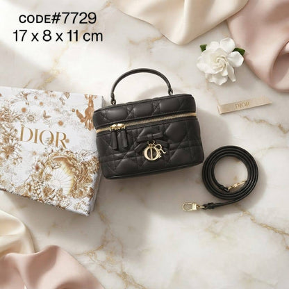Dior
ᴠᴀɴɪᴛʏ ᴄᴀsᴇ ᴛᴏᴘ ʜᴀɴᴅʟᴇ
ʙᴏᴡ ᴅᴇsɪɢɴ ɪɴ ᴄʜᴀʀᴍs ʟᴏɢᴏ
ᴄᴀɴɴᴀɢᴇ ʟᴀᴍʙsᴋɪɴ ʟᴇᴀᴛʜᴇʀ
ɢᴏʟᴅ ʜᴀʀᴅᴡᴀʀᴇ
ᴡɪᴛʜ ʟᴏɴɢ ʙᴇʟᴛ sᴛʀᴀᴘ
sɪᴢᴇ : 17 cm
ᴡɪᴛʜ BOX

80 dhs✅

Zain31
♥️♥️♥️