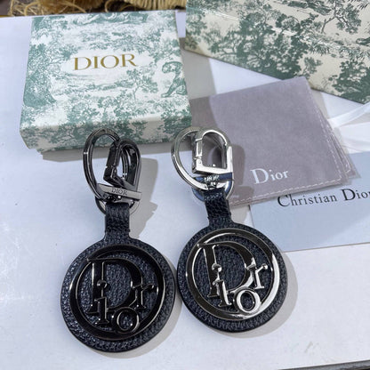 Key chain 
Master quality 
With normal boxes 🗃️ 
70 dhs🇦🇪🇦🇪

With master box 📦 
80 dhs🇦🇪🇦🇪

Zain216
♥️♥️♥️