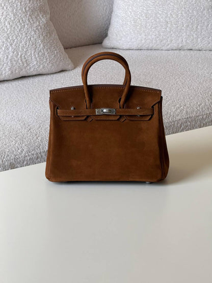 Hermes birkin velvet 25cm💕master quality😍

with box❤️
🎁🎁🎁
680 dhs🪙🖤🇦🇪

Zain51
♥️♥️♥️