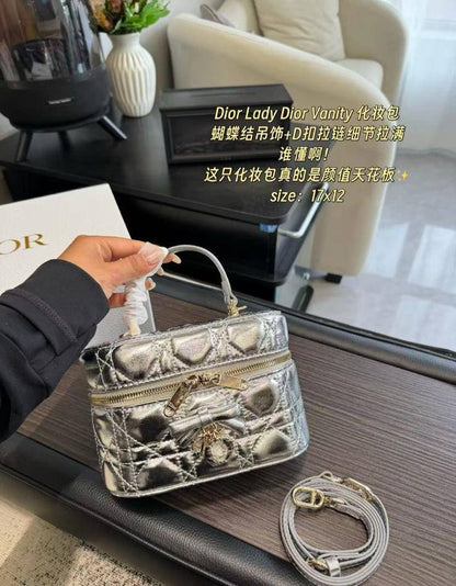 DIOR
Mini Vanity
Master quality
17*12*8 cm 

with box
310 dhs

Zain95

♥️♥️♥️
