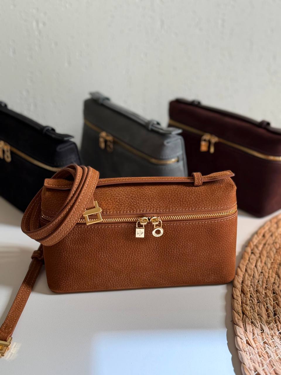 LORO PIANA
20cm
340 dhs🇦🇪🇦🇪
Top quality 
With box🎁

Zain167
♥️♥️♥️