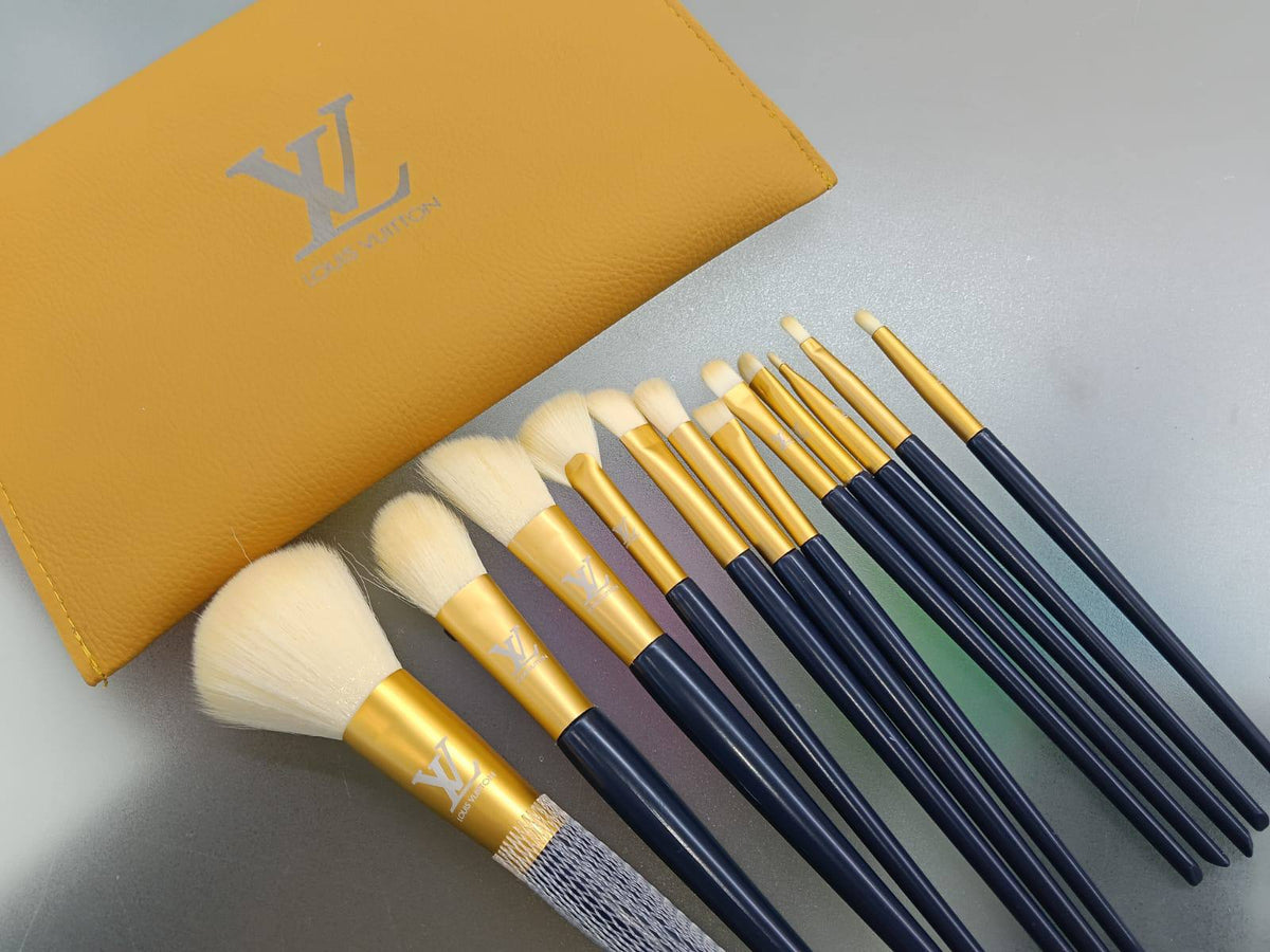 MAKE UP 

BRUSHES 
60 dhs🇦🇪🇦🇪

Zain01
♥️♥️♥️
