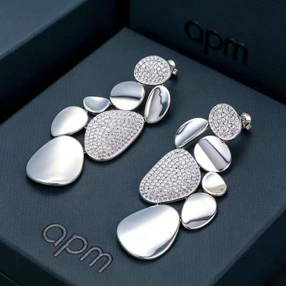 APM EARRING 
MASTER 💫✨
95 DHS💓 
WITH BOX AND PAPER BAG🎁🛍️

Zain89
♥️♥️♥️