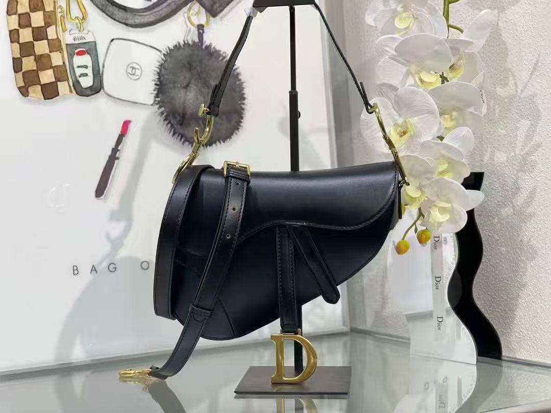 Dior Saddle🙋🏻‍♀️
Master
25cm🫶🏼🫶🏼
320 dhs✅🥰

Zain297
♥️♥️♥️