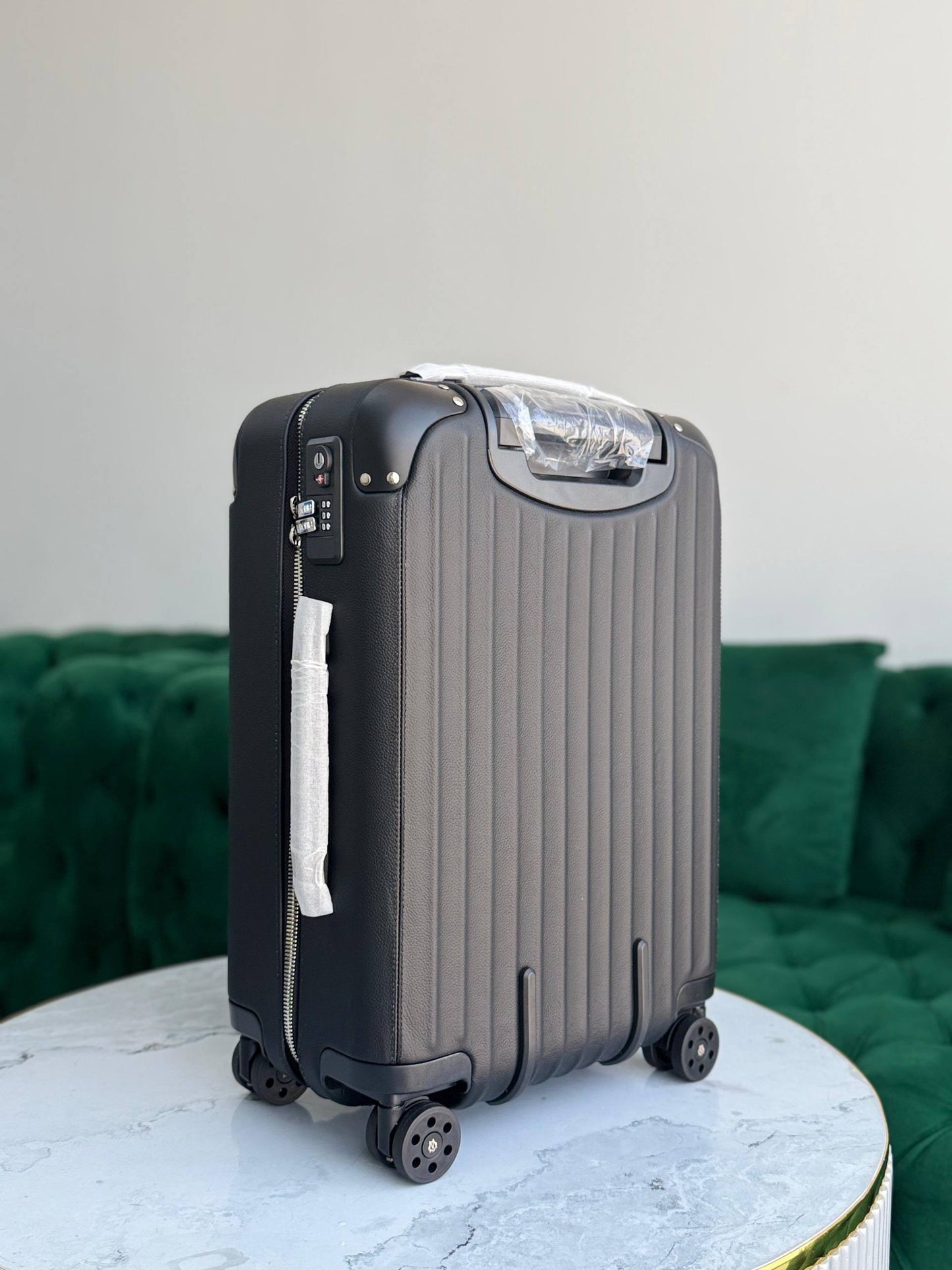 Rimowa full leather 💥💎
Size: cabin 💥
Available super master quality 💎✨
For Price 👇 WhatsApp✅
0568585901 
0507557372
0552275751 Owner Zain 👌

Zain283
♥️♥️♥️