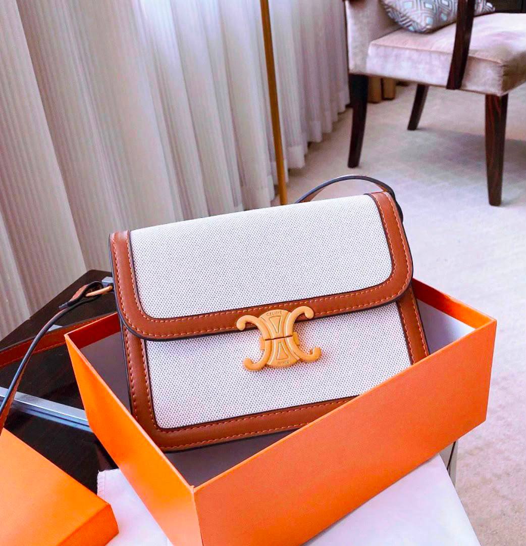 CELINE 
GOOD QUALITY
 WITH BOX 🎁
110 dhs✅

Zain295
♥️♥️♥️