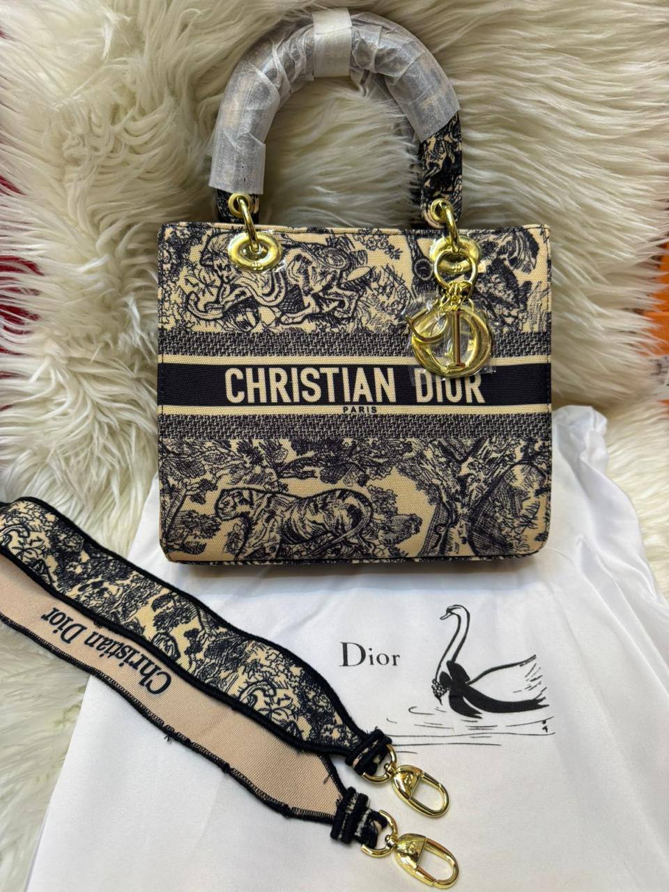 💗 Lady Dior
1⃣️ First quality
Size : 24 * 20 cm
85 dhs🇦🇪🇦🇪

Zain115
♥️♥️♥️