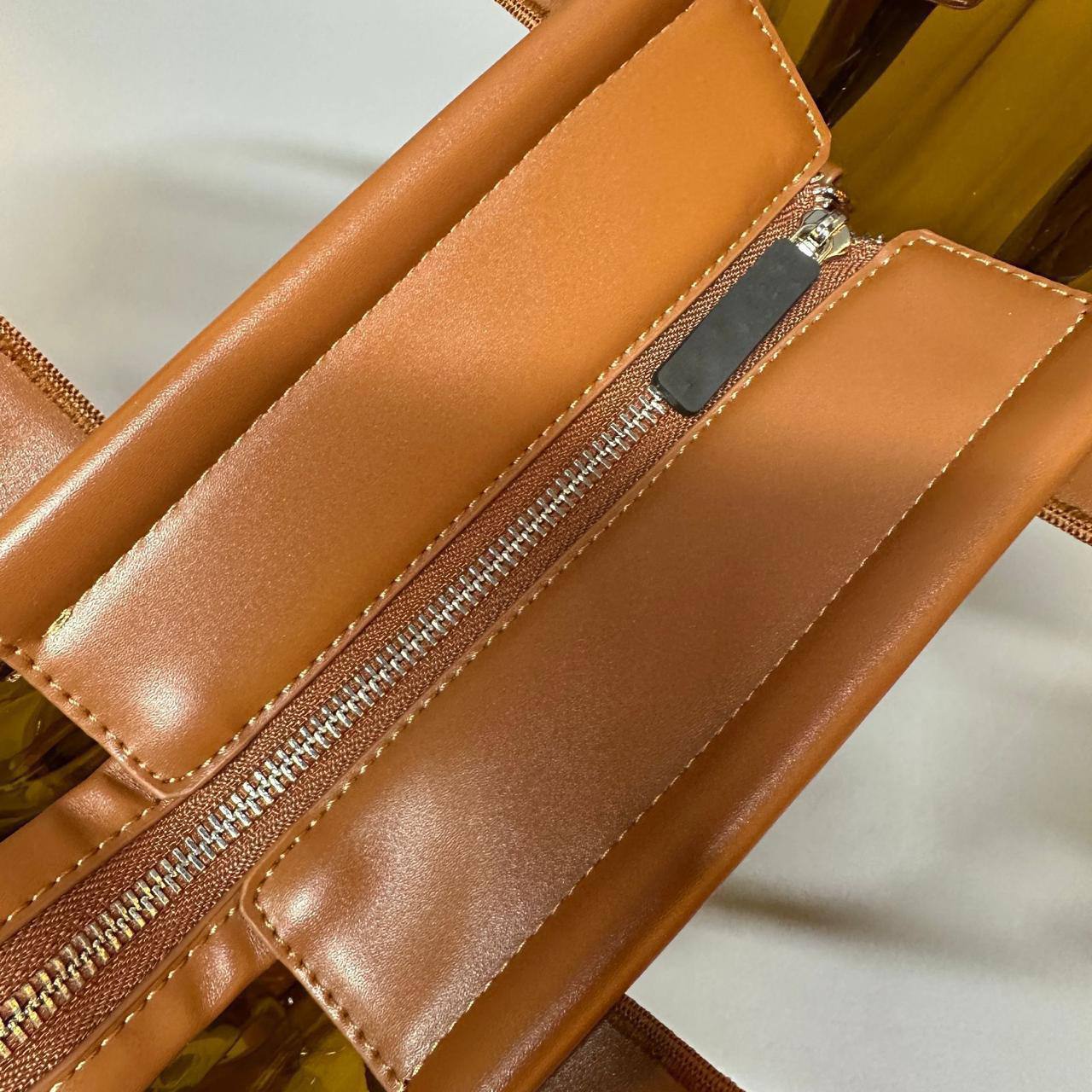 MARC JACOBS
 THE TOTE BAG  
GOOD QUALITY
110 dhs✅

Zain17
♥️♥️♥️
