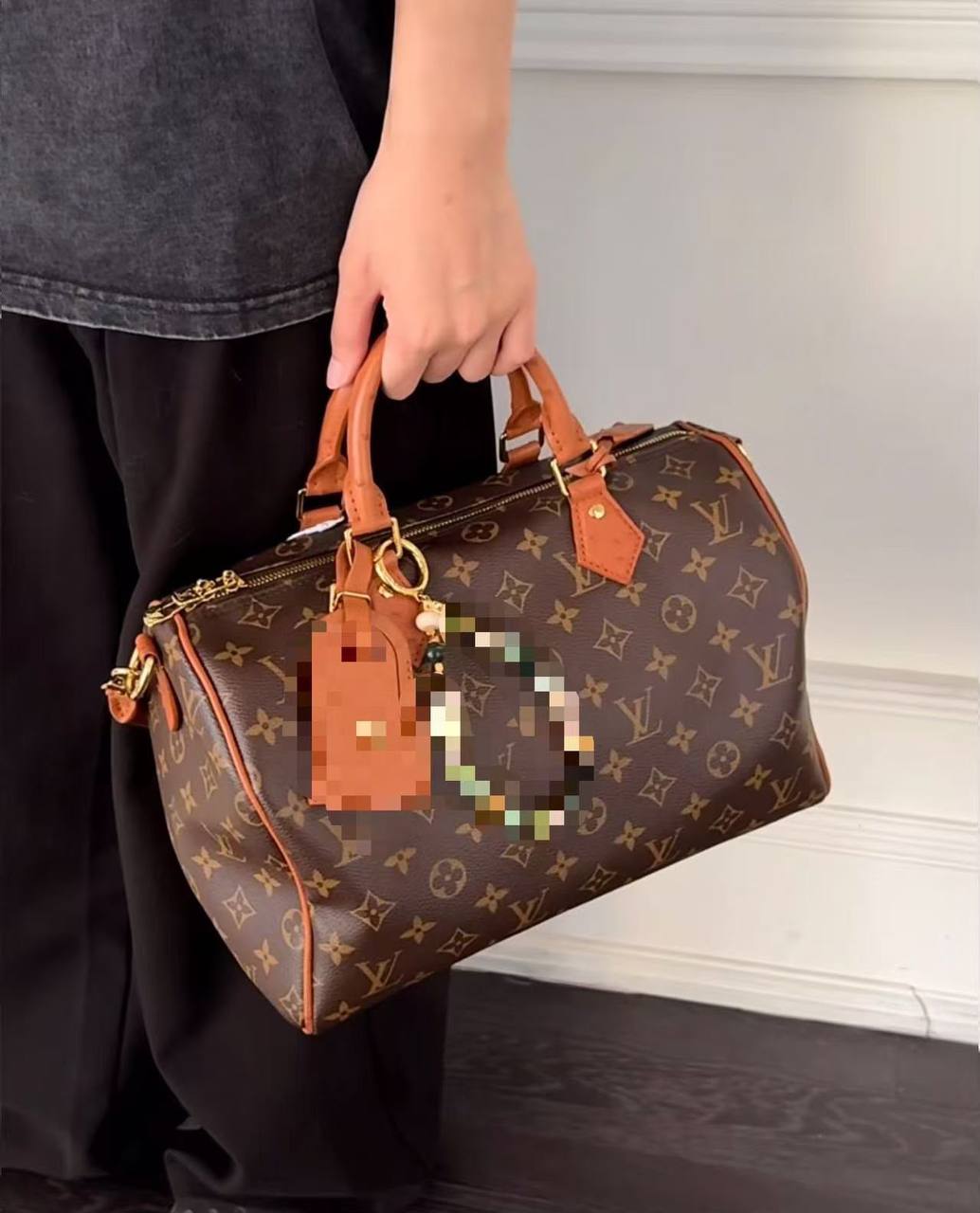 LV
Size  32×18cm
100 dhs✅

Zain04
♥️♥️♥️