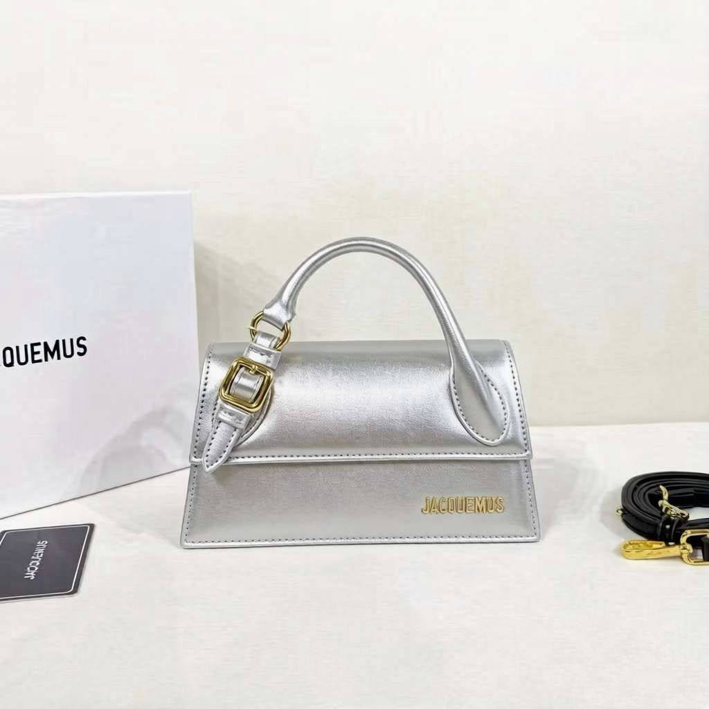 JACQUEMUS 

RESTOCK 
GOOD QUALITY 

WITH BOX 
100 dhs🇦🇪🇦🇪

SIZE: 20cm

Zain39
♥️♥️♥️