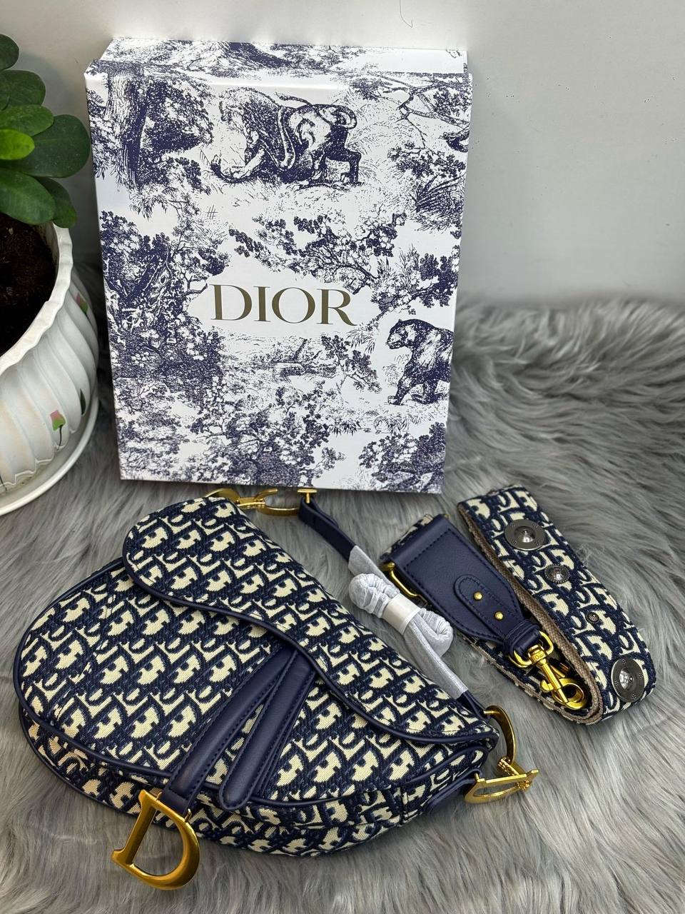 DIOR
SIZE  ………24CM 
115 dhs✅

with Box
🎁🎁🎁

Zain51
♥️♥️♥️