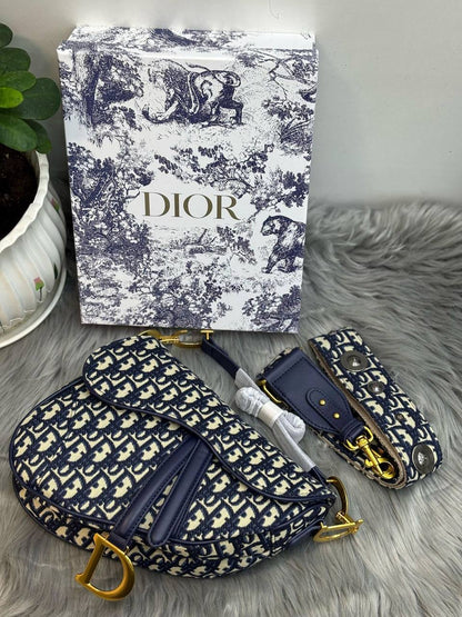 DIOR
SIZE  ………24CM 
115 dhs✅

with Box
🎁🎁🎁

Zain51
♥️♥️♥️