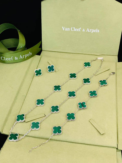 VCA SET
✨💫
NECKLACE 
BRACELET 
EARRINGS 
WITH BOX AND PAPER BAG🛍️🎁
230 dhs❣️

Zain89
♥️♥️♥️