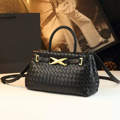 BOTTEGA NEW CAME HIGH QUALITY WITH BOX 
150 dhs✅

Zain295
♥️♥️♥️