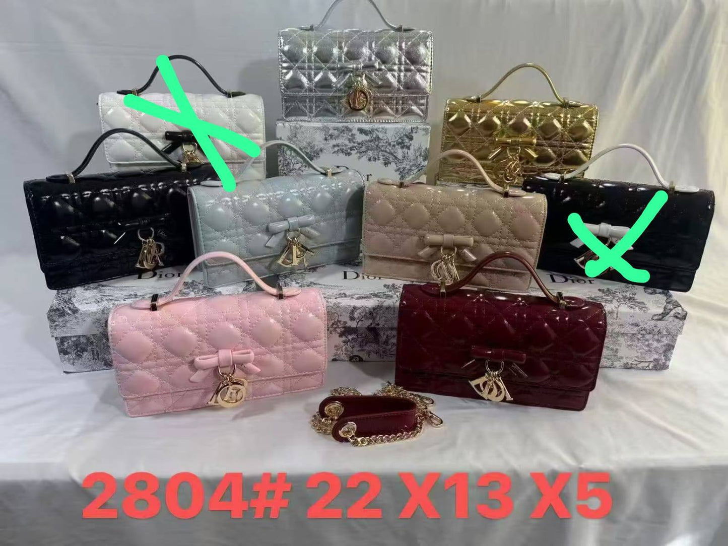 DIOR
 GOOD QUALITY 
110 dhs🇦🇪🇦🇪
WHITE BOXS 
SIZE 22 CM

Zain200
♥️♥️♥️