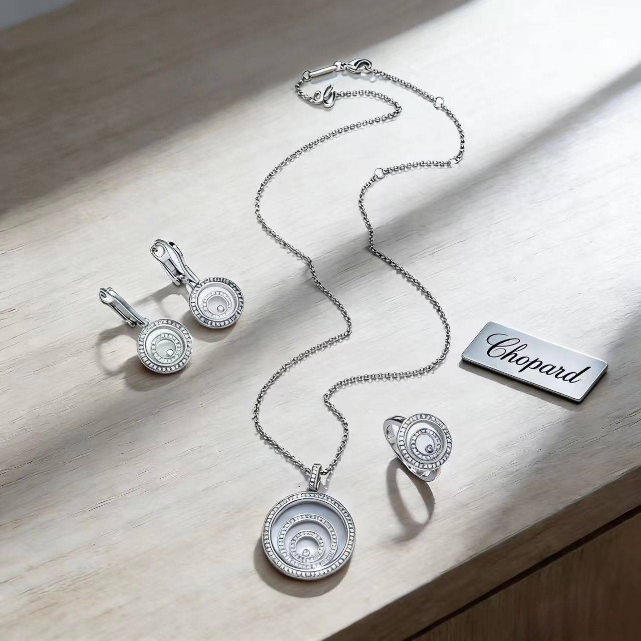 CHOPARD SET 
MASTER💫✨
NECKLACE
EARRINGS
RING
WITH BOX AND PAPER BAG🛍️🎁
210 DHS🇦🇪🇦🇪

Zain89
♥️♥️♥️