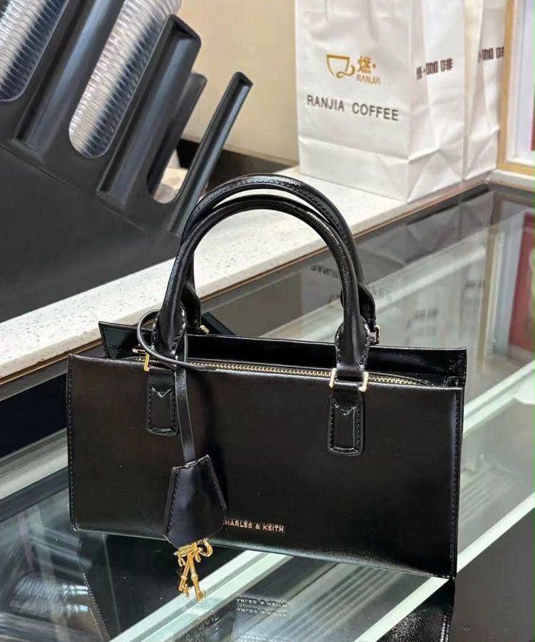 ❤️ CK / Chanel / D&G

1️⃣ First quality

Size : 28 ~ 20 * 15 cm
95 dhs🇦🇪🇦🇪

Zain115
♥️♥️♥️
