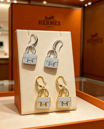 Hermes ❤️‍🔥*
Necklace 🐦‍🔥
Earring🦋
Master quality 💯
With normal boxes 📦 
95 dhs💓
With master box 🗃️ 
120 dhs💓

Zain216
♥️♥️♥️