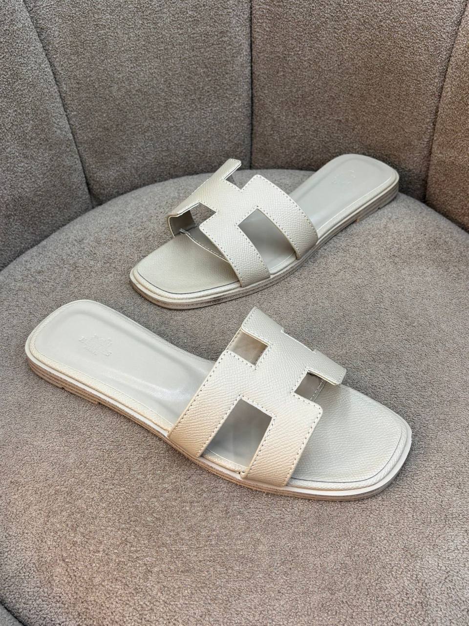 Hermes  
100 dhs💛
Size 36-42

Zain55
♥️♥️♥️