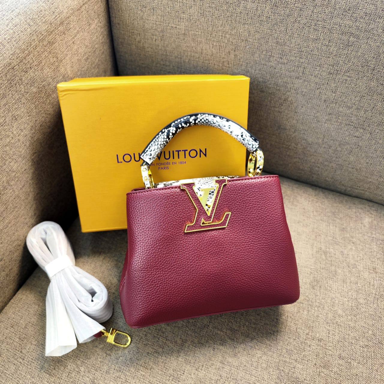 Bags
Update Stock
100 dhs✅
high quality 

With box
🎁🎁🎁

Zain26
♥️♥️♥️