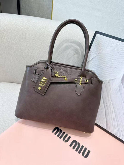 Miu Miu
Best quality 
95 dhs🪙🖤
size 31cm

Zain158
♥️♥️♥️