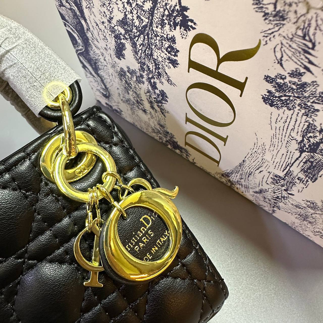 DIOR MINI SIZE 

GOOD QUALITY

 WITH BOX 
🎁🎁🎁

110 dhs✅

Zain39
♥️♥️♥️