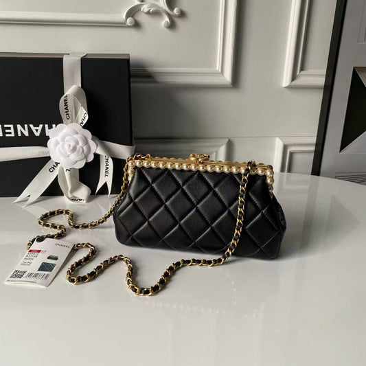 Chanel
*Pearly Lambskin, Imitation Pearls✅*
*Size 20 cm*
For Price 👇 WhatsApp✅
0568585901 
0507557372
0552275751 Owner Zain 👌

Zain274
♥️♥️♥️