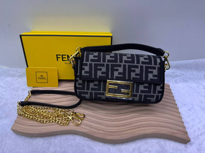 Fendi

With  box 
🎁🎁🎁

85 dhs🪙🌺

Zain114
♥️♥️♥️