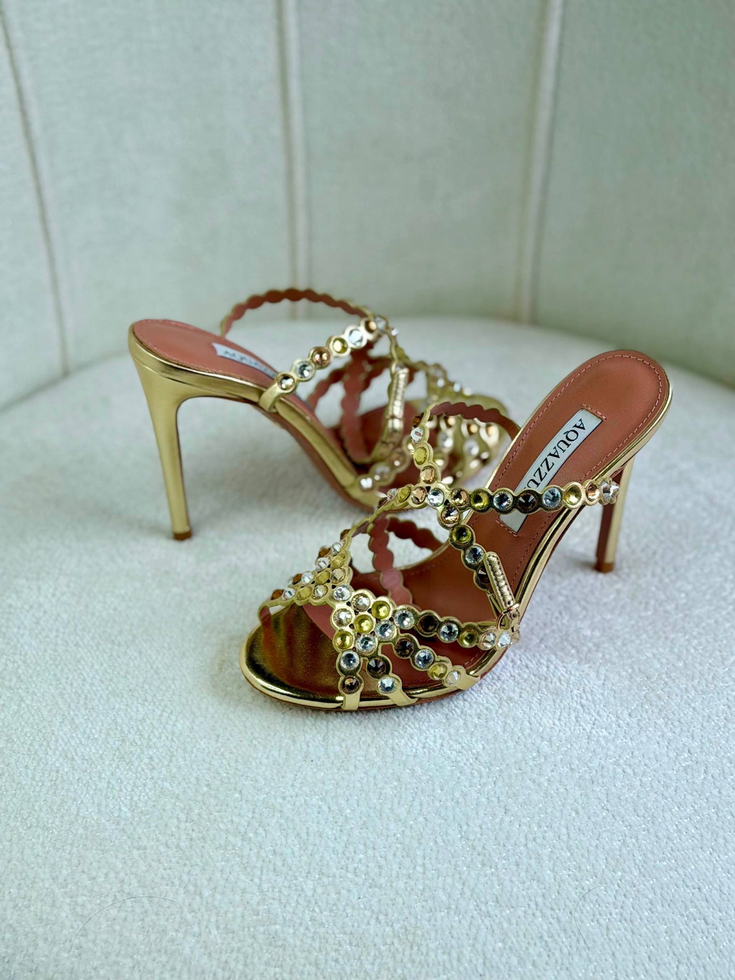 AQUAZZURA
Super *AAA* *+* Quality 💯 
With original packing🎁🎁
SIZE:36and41
Available now
450 dhs✅

Zain308
♥️♥️♥️