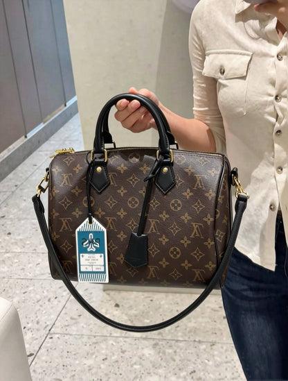 LV
 MASTER QUALITY
 WITH BOX  
260 dhs✅

Zain295
♥️♥️♥️