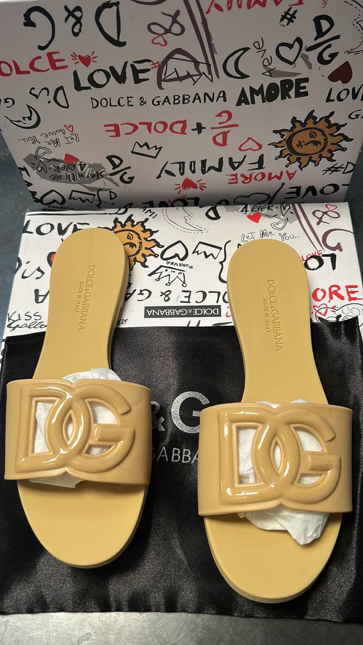 D&G

Size 36 to 41 

70 dhs🪙💕

Zain146
♥️♥️♥️