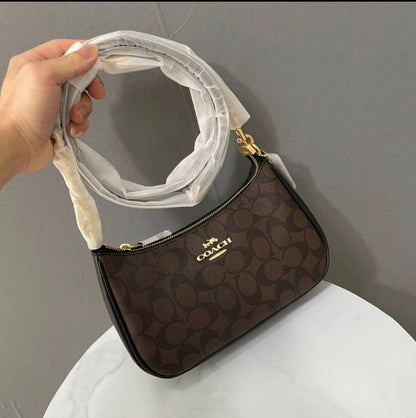 Coach
90 dhs✅
Good-quality 
with box
🎁🎁🎁

Size：23CM

Zain35
♥️♥️♥️