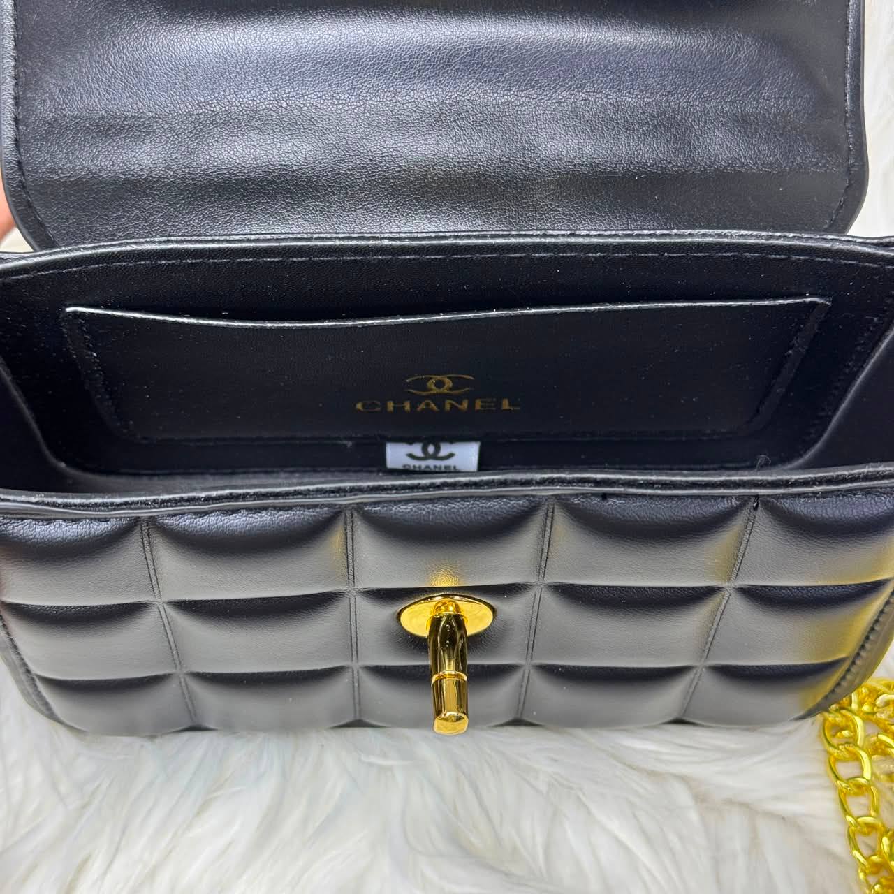 Chanel
With box 
85 dhs💓

Zain50
♥️♥️♥️