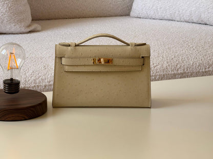 Hermes
pochette 21cm💕master quality😍with box❤️
340 dhs❣️

Zain52
♥️♥️♥️