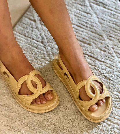 Chanel 

Vip quality 

Size:36 to 42

500 dhs🇦🇪🇦🇪🇦🇪

Zain113
♥️♥️♥️