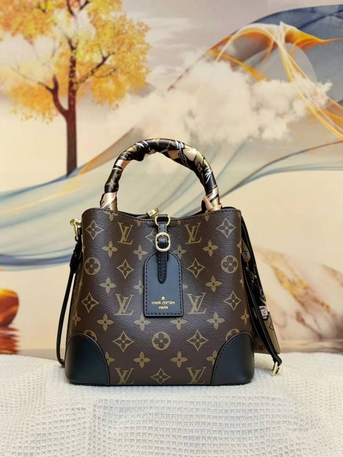 LV

Best quality 
with box
115 dhs🇦🇪🇦🇪

size 21CM

Zain290
♥️♥️♥️