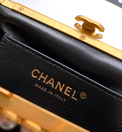 CHANEL 

COPY ONE 

NEW RESTOCK 

WITH BOX 

120 DHS…🇦🇪🇦🇪
Zain295
♥️♥️♥️
