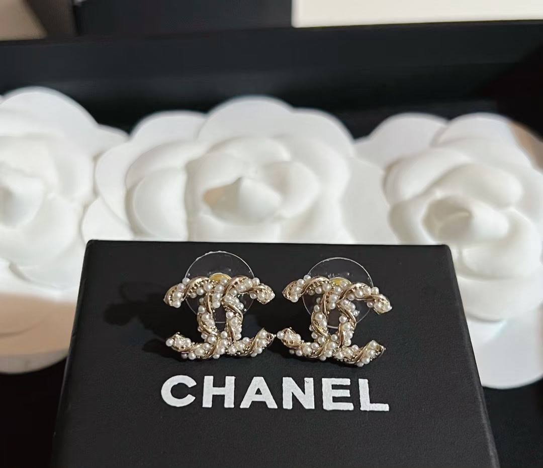 CHANEL❤️‍🔥*
Earring 🦋
Master quality 💯
With normal boxes 📦 
45 dhs✅
With master box 🗃️ 
60 dhs✅

Zain216
♥️♥️♥️
