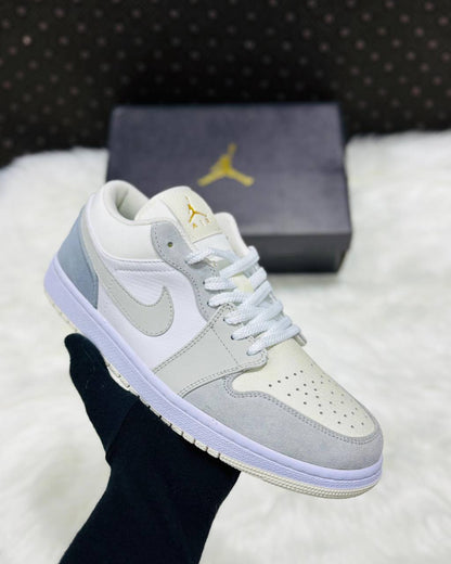 Jordan 1 Low 
Sizes 36-46 
150 dhs🪙💕

Zain232
♥️♥️♥️