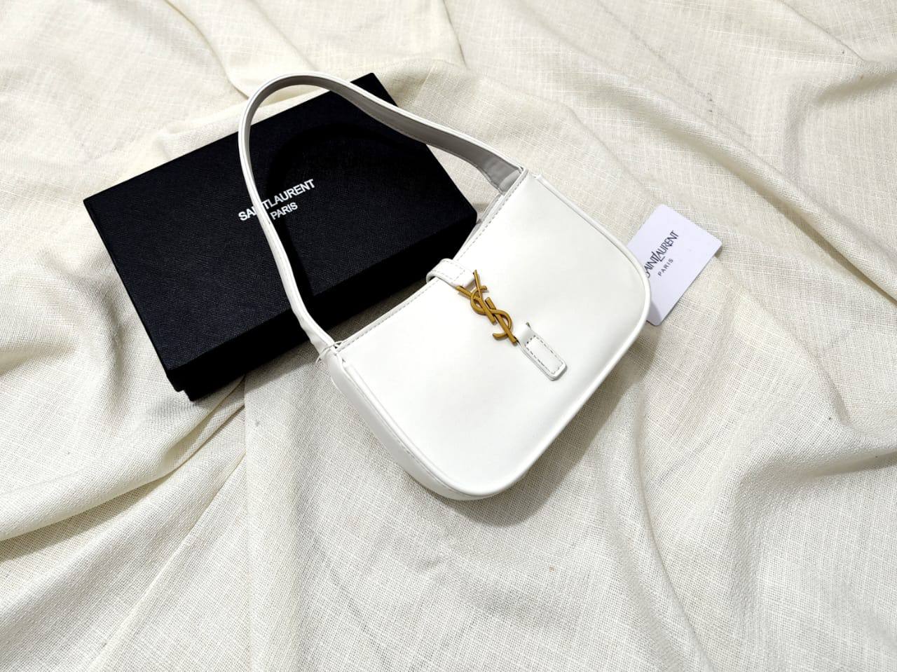 YSL
80 dhs🪙🖤
high quality 
With box  
♥️♥️♥️

20cm

Zain26
🌸🌸🌸