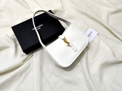 YSL
80 dhs🪙🖤
high quality 
With box  
♥️♥️♥️

20cm

Zain26
🌸🌸🌸