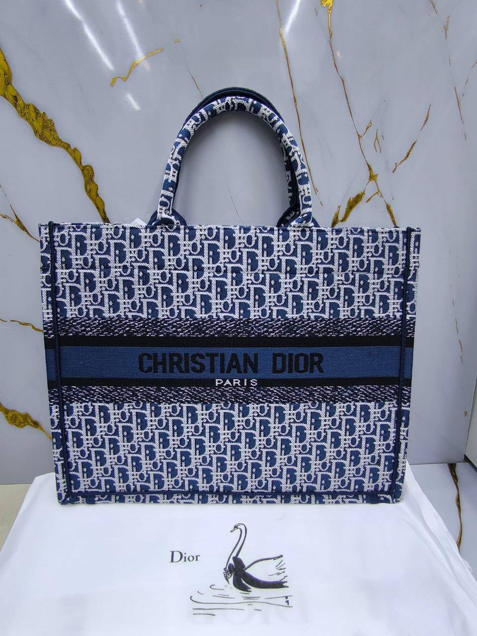 Dior

110 dhs✅

with box
🎁🎁🎁

Zain203
♥️♥️♥️