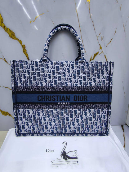 Dior

110 dhs✅

with box
🎁🎁🎁

Zain203
♥️♥️♥️