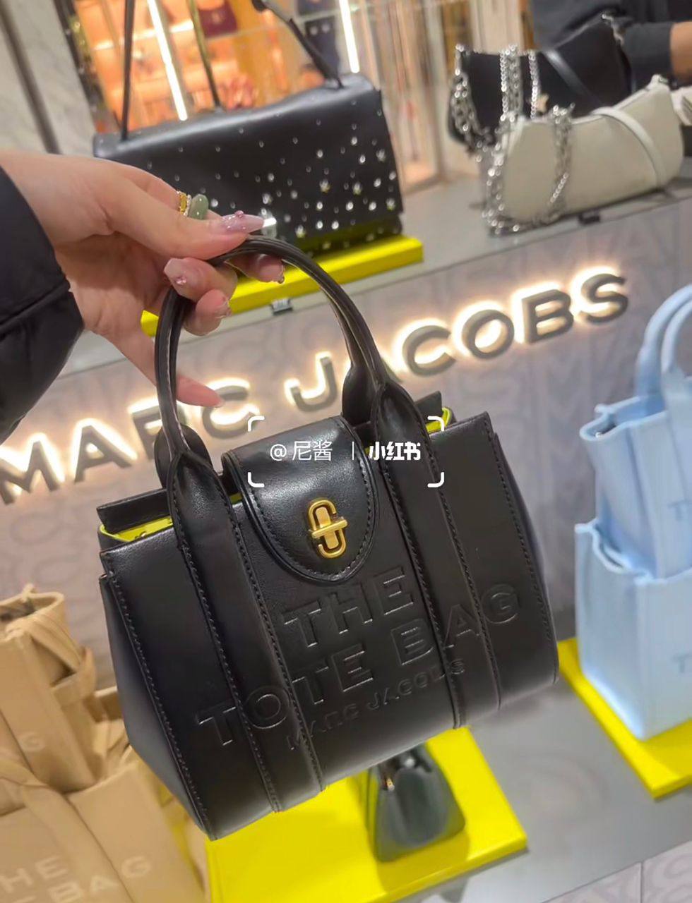 Marc Jacobs
115 dhs❣️
SIZE：18cm
High-quality 

with box
🎁🎁🎁

Zain35
♥️♥️♥️