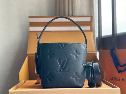 Louis Vuitton
Color:Black / very dark charcoal
Grained calfskin leather
Gold-tone metal details

For Price 👇 WhatsApp✅
0568585901 
0507557372
0552275751 Owner Zain 👌

Zain325
♥️♥️♥️